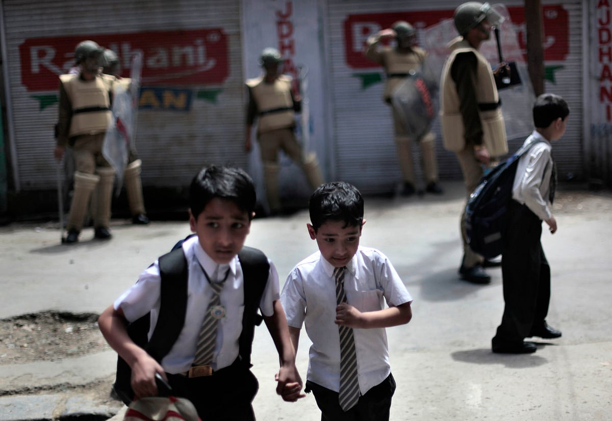 இரும்புத்திரையின் பின்னே காஷ்மீர் : சூழ்ச்சி செய்யும் பா.ஜ.க.. வேட்டைகாடாகும் அமைதி பள்ளத்தாக்கு ?