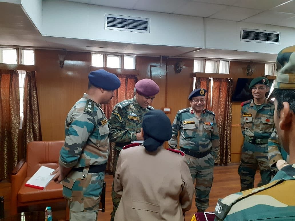 லடாக்கில் ராணுவ வீரர்களுடன் சுதந்திர தினத்தைக் கொண்டாடிய தோனி : மகிழ்ச்சியில் ரசிகர்கள் - வைரல் வீடியோ !