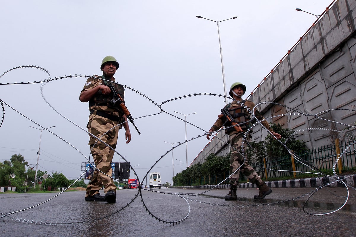 காஷ்மீர் சென்ற யெச்சூரி, டி.ராஜா ஸ்ரீநகர் விமான நிலையத்தில் தடுத்து நிறுத்தம்!