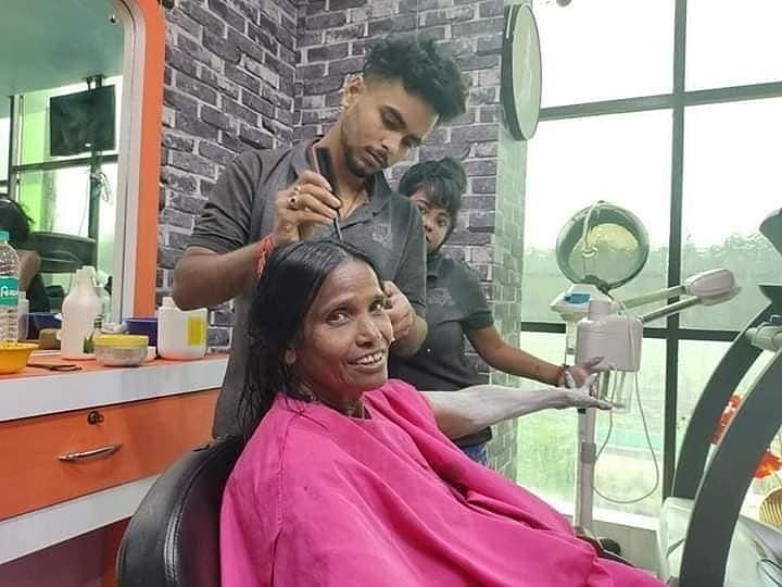 ரயில் நிலையத்தில் பிச்சை எடுத்த பெண்... இன்று பாலிவுட் பாடகி : ஒரு வீடியோ வாழ்க்கையையே மாற்றிய அதிசயம் !