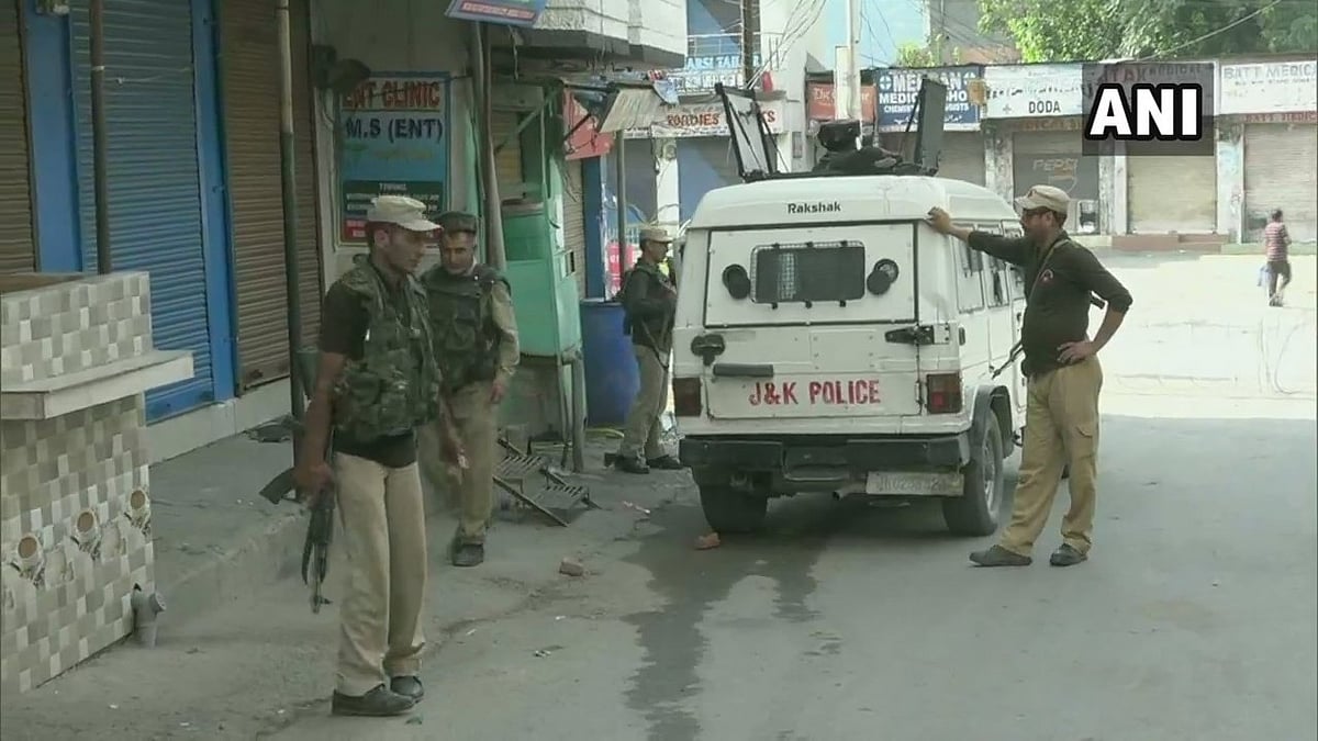 அமைதியைத் தொலைத்த காஷ்மீர் மக்கள் : ராணுவ ஆக்கிரமிப்பில் ஜம்மு (album)