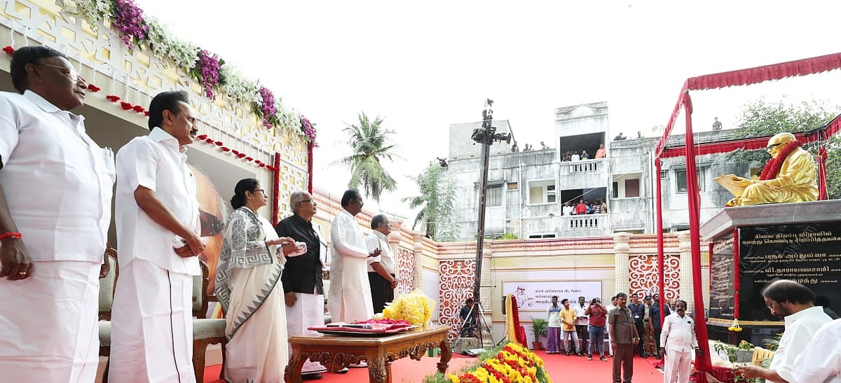 முரசொலி அலுவலகத்தில் கலைஞர் திருவுருவச் சிலையைத் திறந்து வைத்தார் மம்தா பானர்ஜி! (ALBUM)