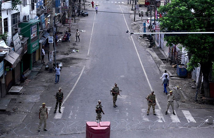 “அப்பா இறந்ததே 5 நாட்கள் கழித்துத்தான் தெரியும்” : தொலைத்தொடர்பு வசதியில்லாமல் தவிக்கும் காஷ்மீர் மக்கள்!