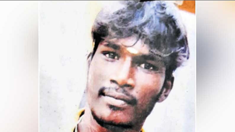 சுடுகாட்டில் வைத்து ரவுடியை வெட்டிக்கொன்ற கும்பல் : சினிமா பாணியில் பழிக்குப் பழி தீர்க்க கொலை ?