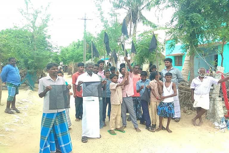 கோவிலில் நுழைய அனுமதி இல்லை.. சுதந்திர தினம் தேவையா? : கருப்புக்கொடி ஏற்றி ஆதி திராவிட மக்கள் எதிர்ப்பு !