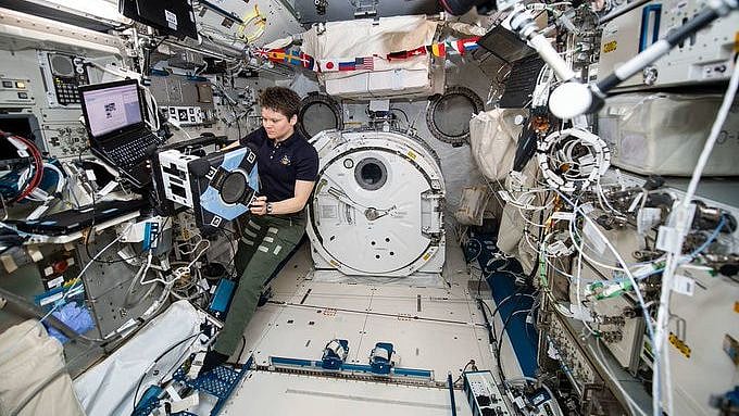 விண்ணிலிருந்து முன்னாள் வாழ்க்கைத் துணையின் வங்கிக்கணக்கை இயக்கிய வீராங்கனை : விண்வெளியில் முதல் குற்றம்!