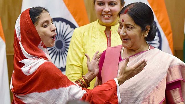 சுஷ்மாவிற்கு சைகை மொழியில் அஞ்சலி செலுத்திய ‘இந்தியாவின் மகள்’ - கண் கலங்க வைக்கும் வீடியோ !