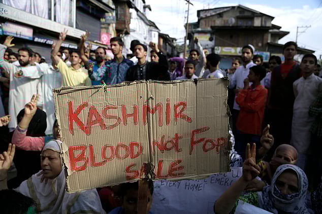 இரும்புத்திரையின் பின்னே காஷ்மீர் : சூழ்ச்சி செய்யும் பா.ஜ.க.. வேட்டைகாடாகும் அமைதி பள்ளத்தாக்கு ?