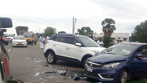 அடுத்தடுத்து மோதிக்கொண்ட 7 கார்கள் : சினிமா சண்டைக் காட்சி போல் நிகழ்ந்த கோர விபத்தில் 6 பேர் பலி