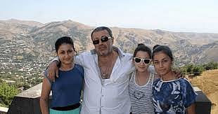 தந்தையுடன் 3 சகோதரிகள் ( பழைய படம்)