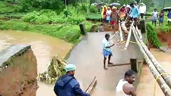 அ.தி.மு.க அரசை நம்பி பலனில்லை : நேரடியாக களத்தில் இறங்கிய நீலகிரி மக்கள்... மரப்பாலம் அமைத்து அசத்துல்!