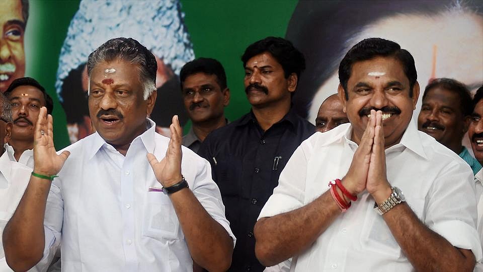 அ.தி.மு.க மாவட்டச் செயலாளரிடம் மாட்டிக்கொண்ட தலைமையின் ‘ரகசியம்’ : பதவிக்குப் பின்னணி இதுவா?
