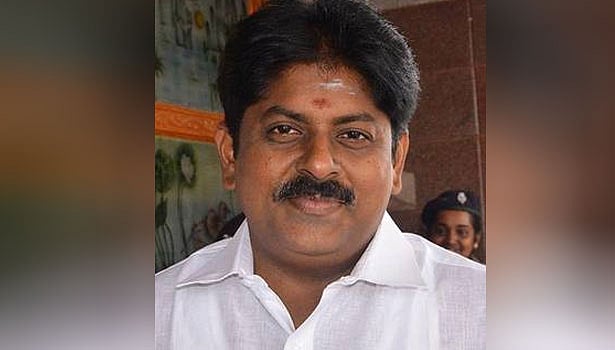 எடப்பாடி மீது மணிகண்டன் அதிருப்தி : அமைச்சர் பதவி பறிப்பின் பின்னணி இதுதானா ? விரைவில் கட்சித் தாவல் ?