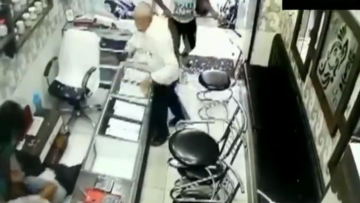 உ.பியில் நகைக்கடை உரிமையாளரை துப்பாக்கியால் சுட்ட பக்கத்து வீட்டுக்காரர்: அதிர வைக்கும் சிசிடிவி காட்சி!