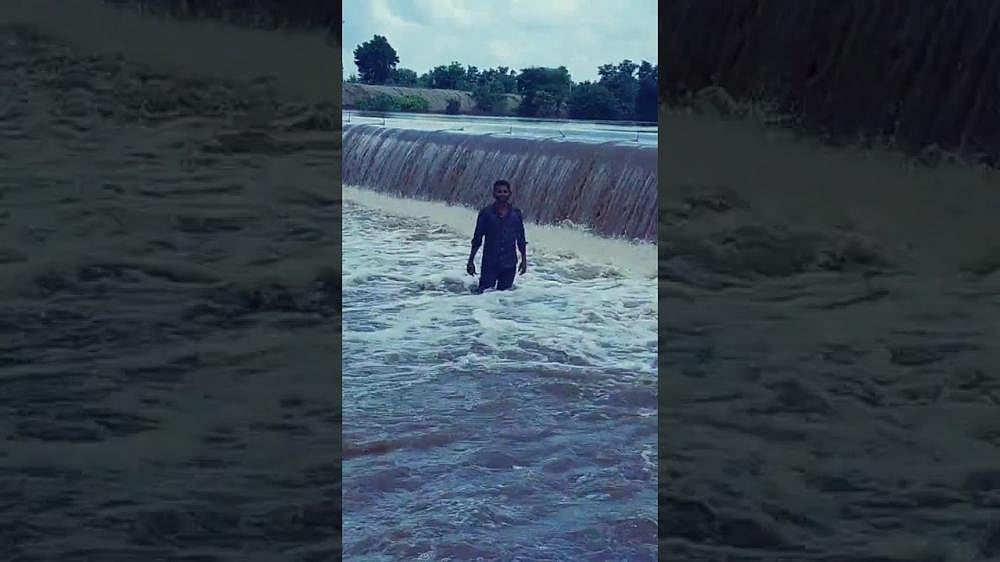 நடுஆற்றில் இறங்கி ‘TikTok’ வீடியோ... வெள்ளத்தில் சிக்கி இளைஞர் உயிரிழப்பு : டிக்டாக் மோகத்தால் விபரீதம்!