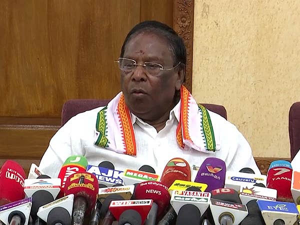 “தமிழ் தெரியாத அதிகாரிகளால் நிர்வாகச் சிக்கல்” : புதுச்சேரி முதல்வர் குமுறல்!