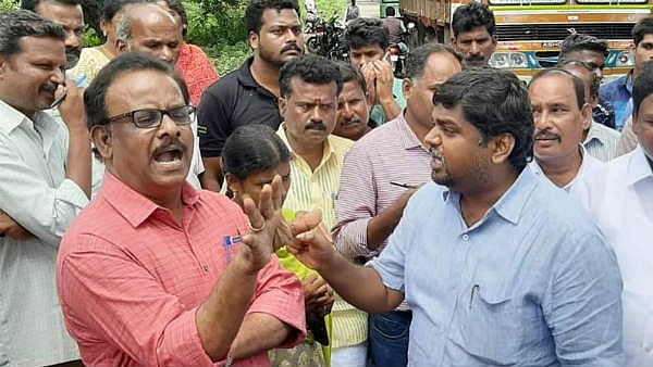 பழுதடைந்த சாலைகள்;  அலட்சியம் காட்டிய அதிகாரிகளை கேள்விக்கேட்டு திணற வைத்த தி.மு.க எம்.பி செந்தில்குமார்!