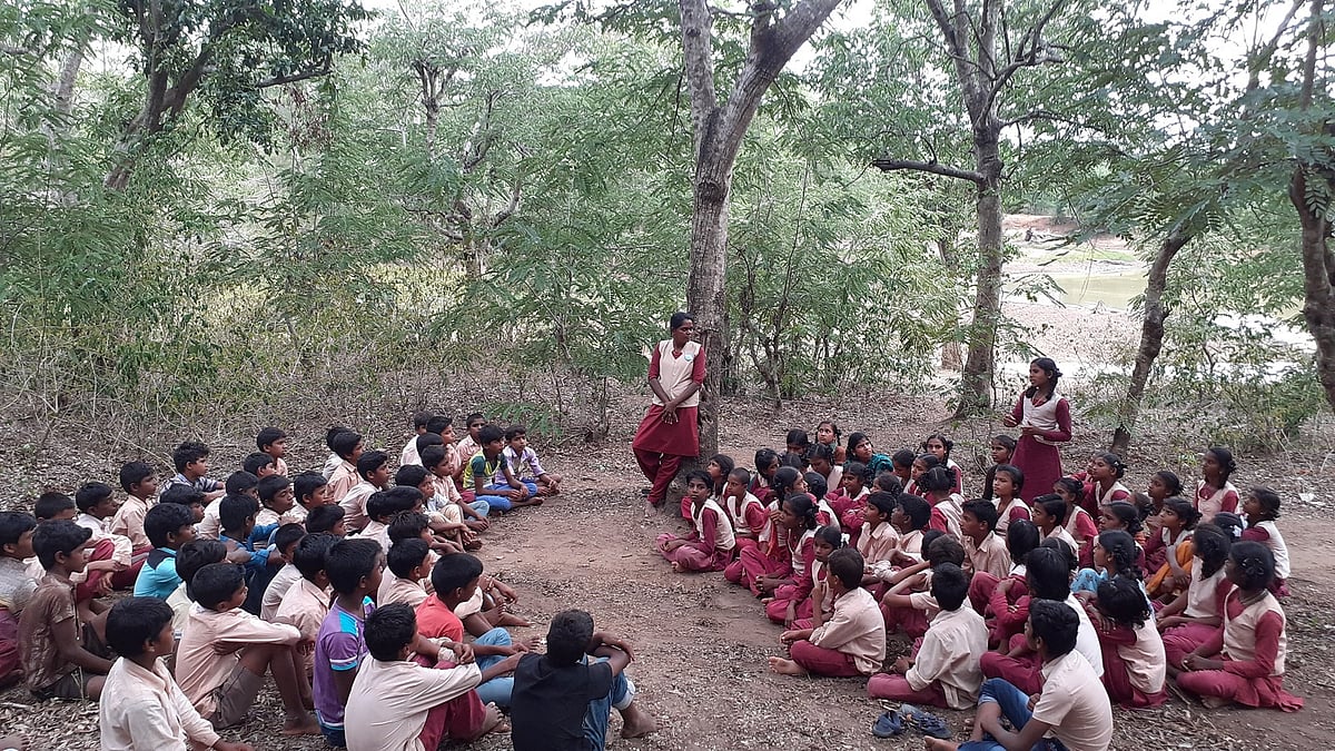 ஏழைகளின் கல்வியை கிள்ளி எரியாதீர் - 5,8-ம் வகுப்பு பொதுத் தேர்வை எதிர்த்து ஆசிரியர் மகாலட்சுமி போராட்டம்!