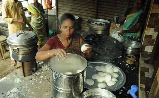 ரயில்களில் வடமாநிலங்களுக்குப் பயணிக்கும் ஈரோட்டு இட்லி... விற்பனையில் கலக்கும் ‘இட்லி சந்தை’!