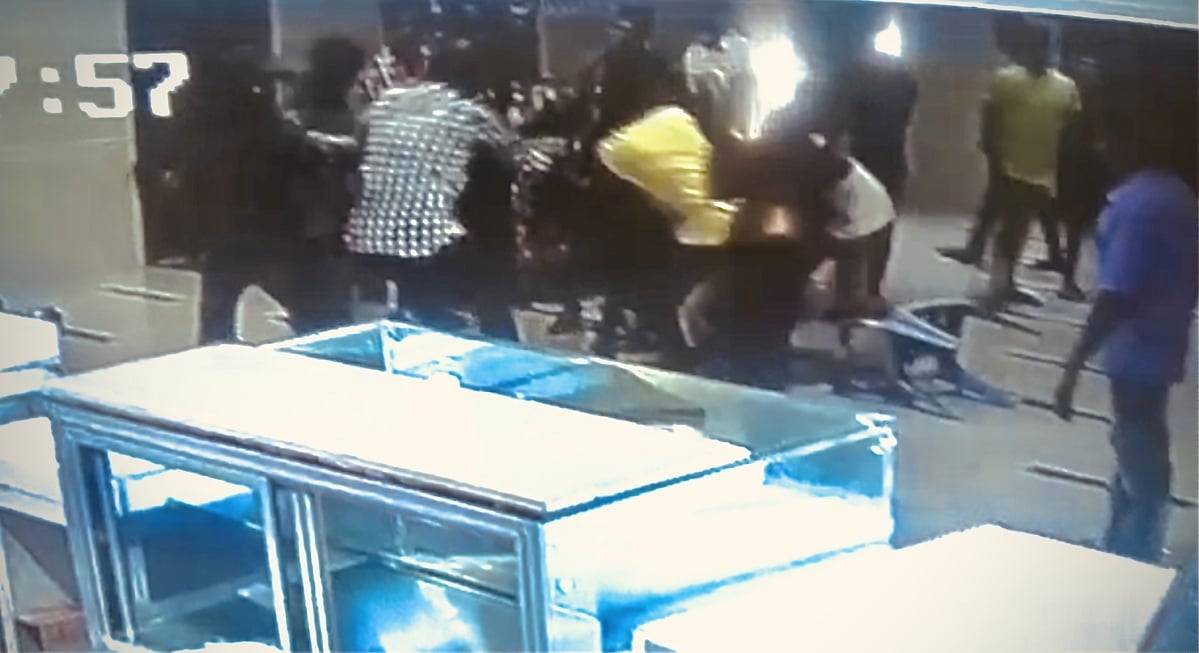 வாகனம் நிறுத்துவதில் ஏற்பட்ட தகராறு : தியேட்டர் ஊழியர்களை தாக்கிய அ.ம.மு.க.வினர்!