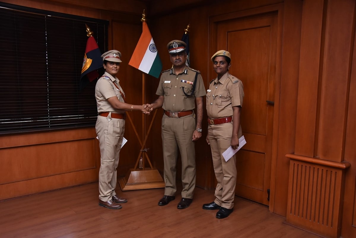 பிரசவ வலியால் துடித்த பெண்ணுக்கு பிரசவம் பார்த்த பெண் போலிஸ் : சமூக வலைதளங்களில் குவியும் பாராட்டு!