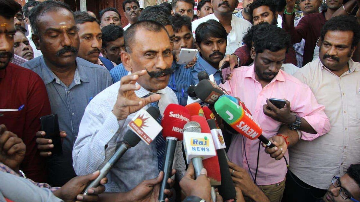 வேலையே செய்யாமல் சும்மா இருந்த அதிகாரிக்கு காவல்துறை விருதா ? - கொந்தளிக்கும் பொன்.மாணிக்கவேல்