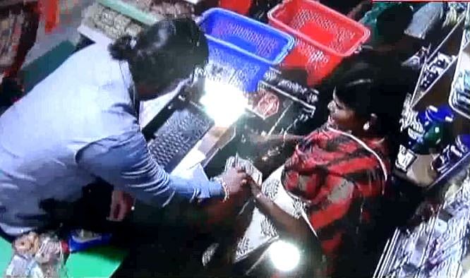 செல்ஃபி எடுப்பது போல பேச்சுக்கொடுத்து, தமிழகத்தில் ஆயிரக்கணக்கில் பணத்தை அபேஸ் செய்த வெளிநாட்டினர்!