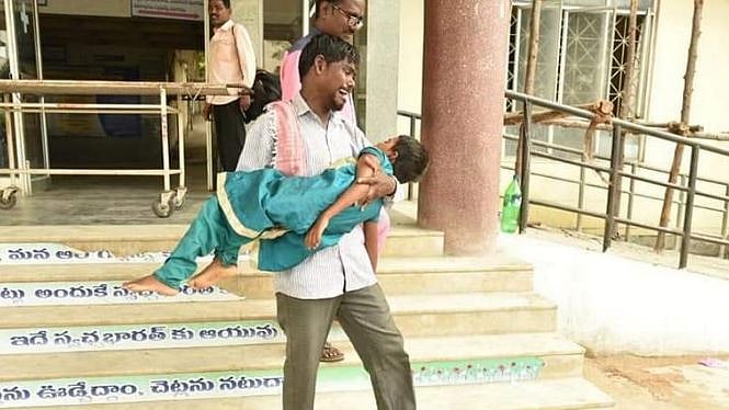 ஆம்புலன்ஸூக்கு பணம் இல்லை; மகளின் சடலத்தை கையில் ஏந்தி சென்ற தந்தை : தெலங்கானாவில் நடந்த அவலம் !