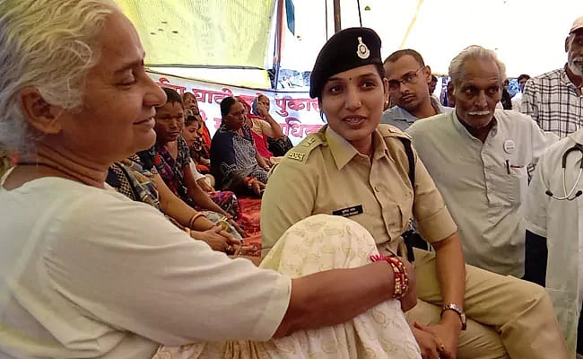 அரசை அசைத்துப் பார்த்த மேதா பட்கரின் உண்ணாவிரதம் : கோரிக்கைக்கு செவி சாய்த்த பா.ஜ.க அரசு