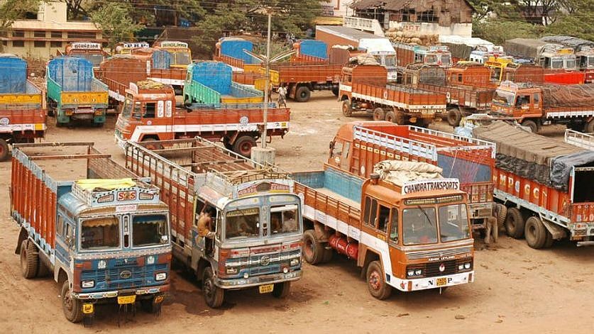 “அச்சுறுத்தும் புதிய மோட்டார் வாகனச் சட்டம்” : நாடு முழுவதும் லாரி உரிமையாளர்கள் வேலைநிறுத்தம்!