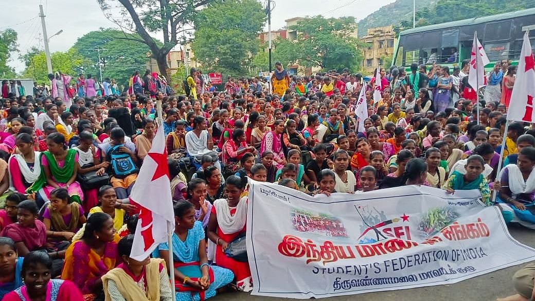 “அ.தி.மு.க ஆட்சியில் அதிகரித்த தேர்வுக் கட்டணம்” : 4-வது நாளாக கல்லூரி மாணவர்கள் போராட்டம்!