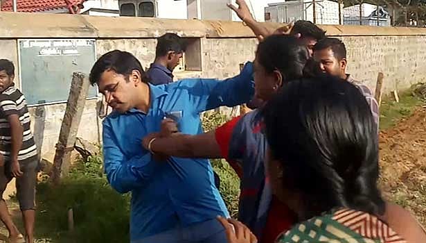 மூன்றாவதாக திருமணம் செய்ய முயன்ற மோசடி மன்னன் : நடுரோட்டில் துரத்தித் துரத்தி அடித்து உதைத்த மனைவிகள்!