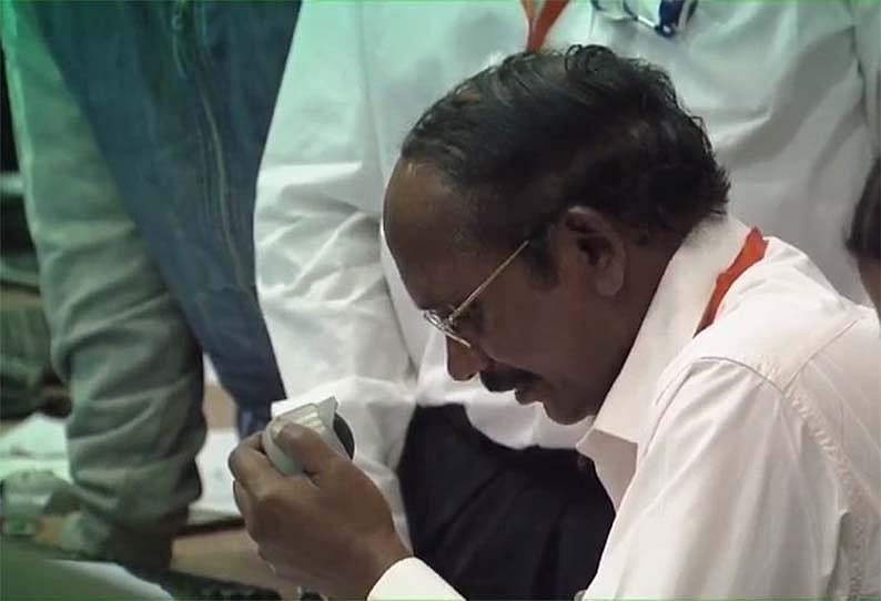 நிலவில் தரையிறங்கும் போது லேண்டரின் சிக்னலில் சிக்கல்: இஸ்ரோ அறிவிப்பு!