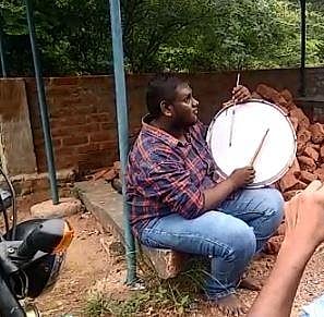 மாற்றுத்திறனாளி திருமூர்த்தியின் திறமையை வெளிச்சத்துக்கு கொண்டுவந்த அஜித் ரசிகர்கள்... குவியும் பாராட்டு!