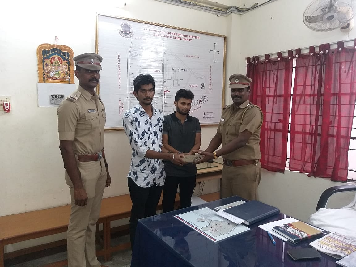 சாலையில் கிடந்த ரூ.3 லட்சம் பணம்: போலிஸில் ஒப்படைத்த இளைஞர்களுக்கு குவியும் பாராட்டு!