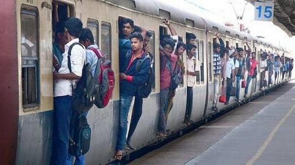 மீண்டும் ‘ரூட்டு தல’ மோதல் : ரயிலில் கற்களை வீசி ரகளை... 9 மாணவர்களை துரத்திப் பிடித்த போலிஸ்!