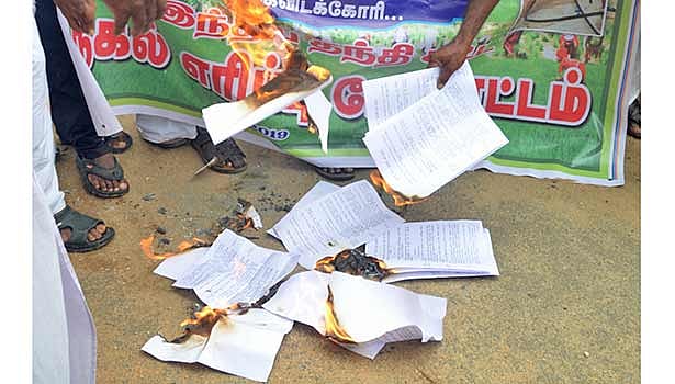 “விவசாயிகளின் வாழ்வாதாரத்தை நாசமாக்கும் 1885ம் ஆண்டு சட்டத்தைக் கைவிடுக” : விவசாயிகள் போராட்டம்!