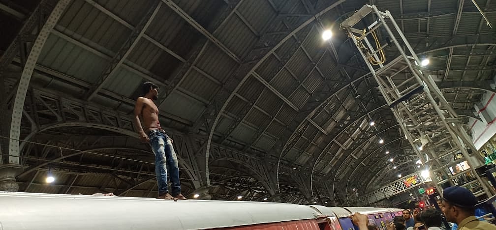 குடி போதையில் ரயில் மீது ஏறி கூச்சலிட்ட இளைஞர்: சென்னை எழும்பூர் ரயில் நிலையத்தில் பரபரப்பு!