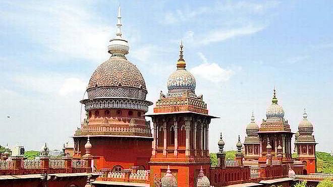 டாஸ்மாக்கில் கவனம் செலுத்தும் அரசு, பள்ளிகளை மேம்படுத்துவதில் அலட்சியமாக செயல்படுவதா?- ஐகோர்ட் கேள்வி!