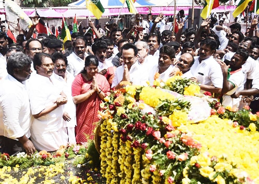 தியாகி இமானுவேல் சேகரன் நினைவிடத்தில் மலர் வளையம் வைத்து மு.க.ஸ்டாலின் மரியாதை!
