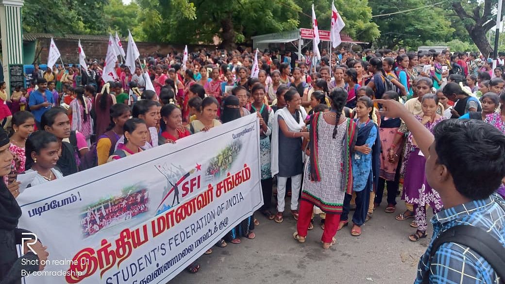 “அ.தி.மு.க ஆட்சியில் அதிகரித்த தேர்வுக் கட்டணம்” : 4-வது நாளாக கல்லூரி மாணவர்கள் போராட்டம்!