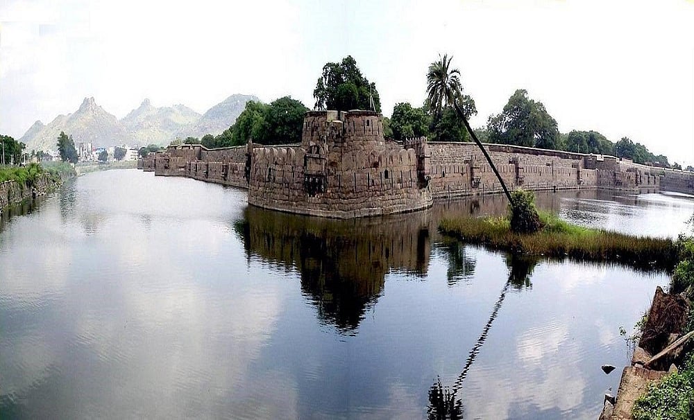 வேலூர் கோட்டைக்கு அருகே வணிக வளாகம் அமைக்க எதிர்ப்பு : தொல்லியல் துறை, அரசுக்கு ஐகோர்ட் நோட்டீஸ்!