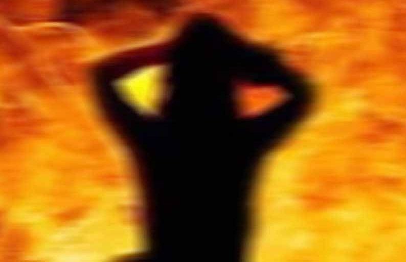 புகாரை ஏற்க மறுத்து தாக்கிய போலிஸார்... மனமுடைந்த இளம்பெண் தீக்குளிப்பு : சென்னையில் அதிர்ச்சி சம்பவம்!