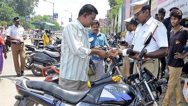 “அச்சுறுத்தும் புதிய மோட்டார் வாகனச் சட்டம்” 4 நாட்களில் ரூ.1.41 கோடி வசூல் வேட்டை : அதிர்ச்சி தகவல்!