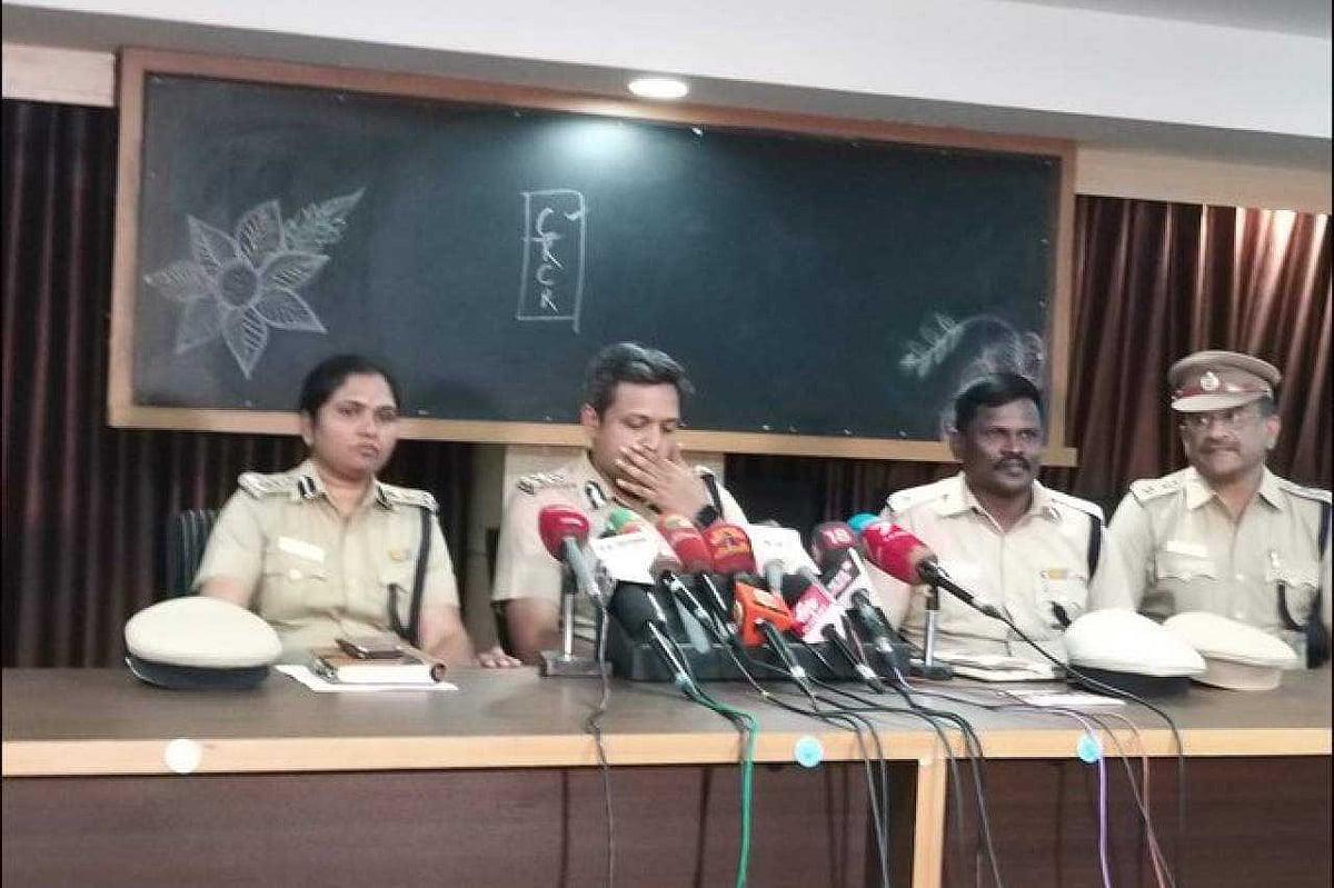 ஒரேநாளில் வடமாநில கொள்ளையர்களை மடக்கிய போலிஸால், பேனர் வழக்கில் தலைமறைவான ஜெயகோபாலை பிடிக்கமுடியாதது ஏன்?