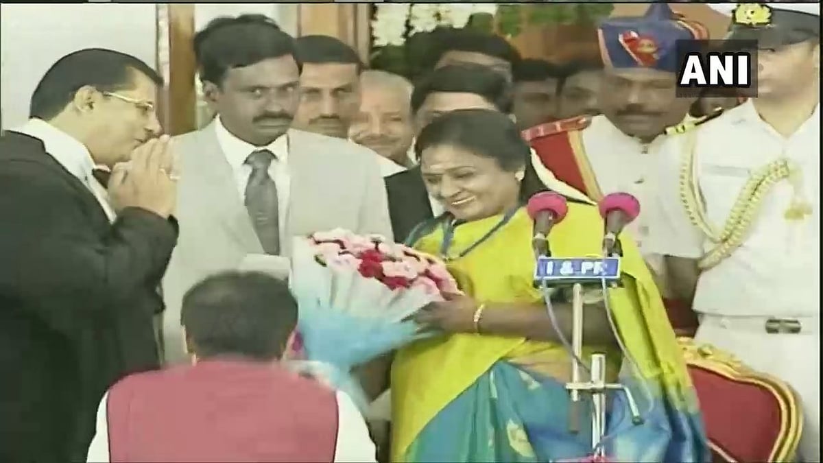 தெலங்கானா ஆளுநராக பதவியேற்றார் தமிழிசை - தந்தை காலைத் தொட்டு வாழ்த்து பெற்று ராஜ்பவன் சென்றார்!