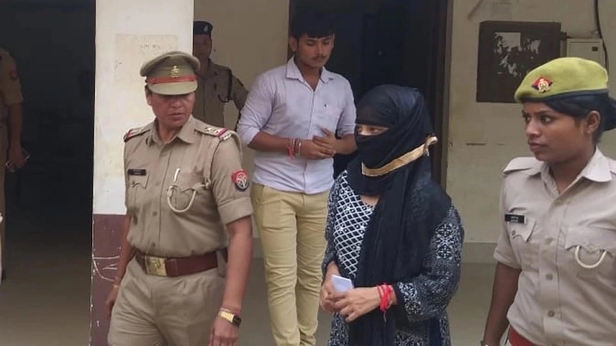 20 ஆண்டுகளாக பா.ஜ.க தயவால் தப்பித்த சின்மயானந்தா சிக்கியது எப்படி? - பாதிக்கப்பட்ட பெண் வாக்குமூலம்!