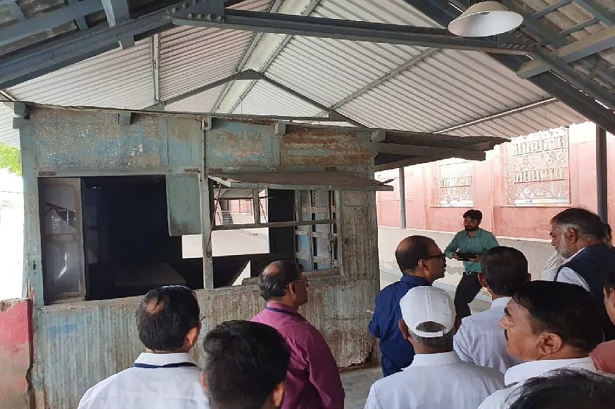 மோடியின் டீக்கடையைச் சுற்றுலாத்தளமாக மாற்றும் மத்திய பா.ஜ.க அரசு ! - இன்னும் என்னவெல்லாம் நடக்குமோ ?