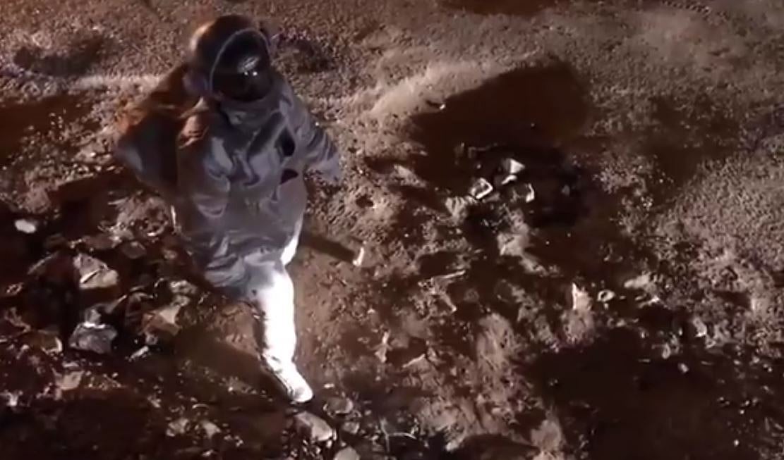 நிலாவில் ஆட்டோ ? - பெங்களூருவில் தரையிறங்கிய விண்வெளி வீரர்: வைரல் வீடியோவின் பின்னணி !