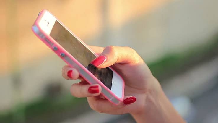 ‘சார்ஜ்’ போட்ட செல்போன் குளியல் தொட்டிக்குள் தவறி விழுந்து இளம்பெண் பலி!